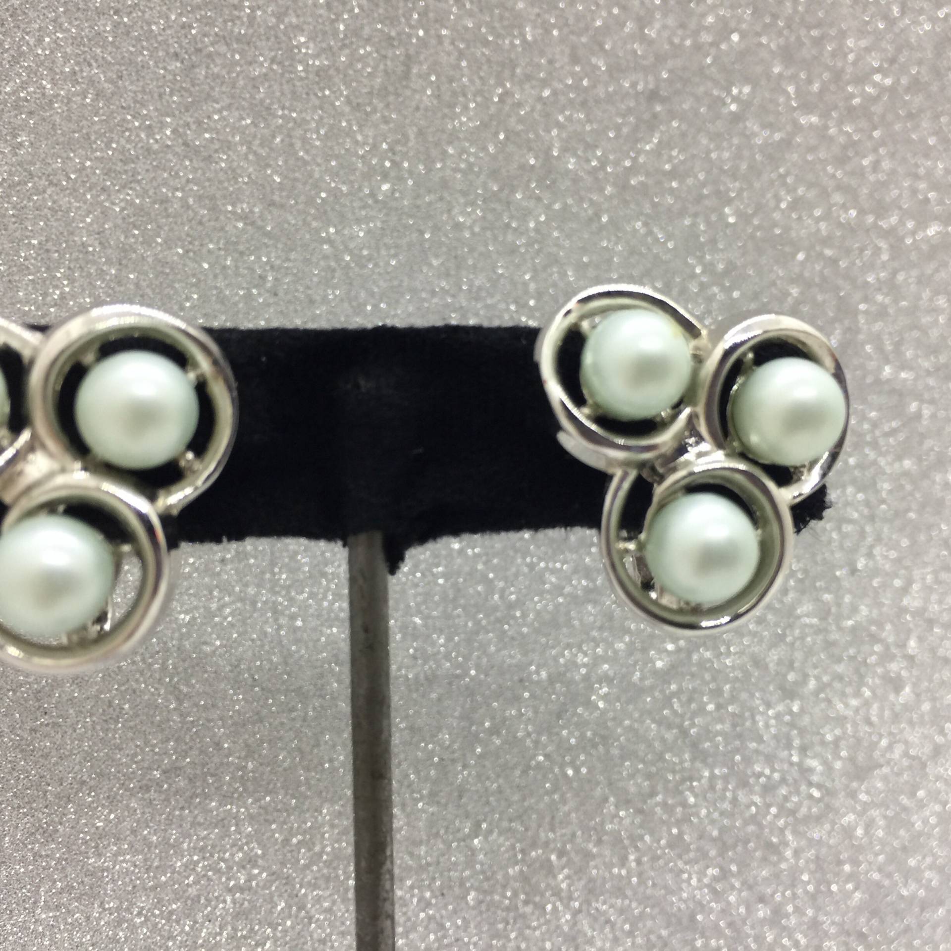 Trifari Vintage Baby Blaue Kostüm Perlen Ohrringe von kitschbitchvintage