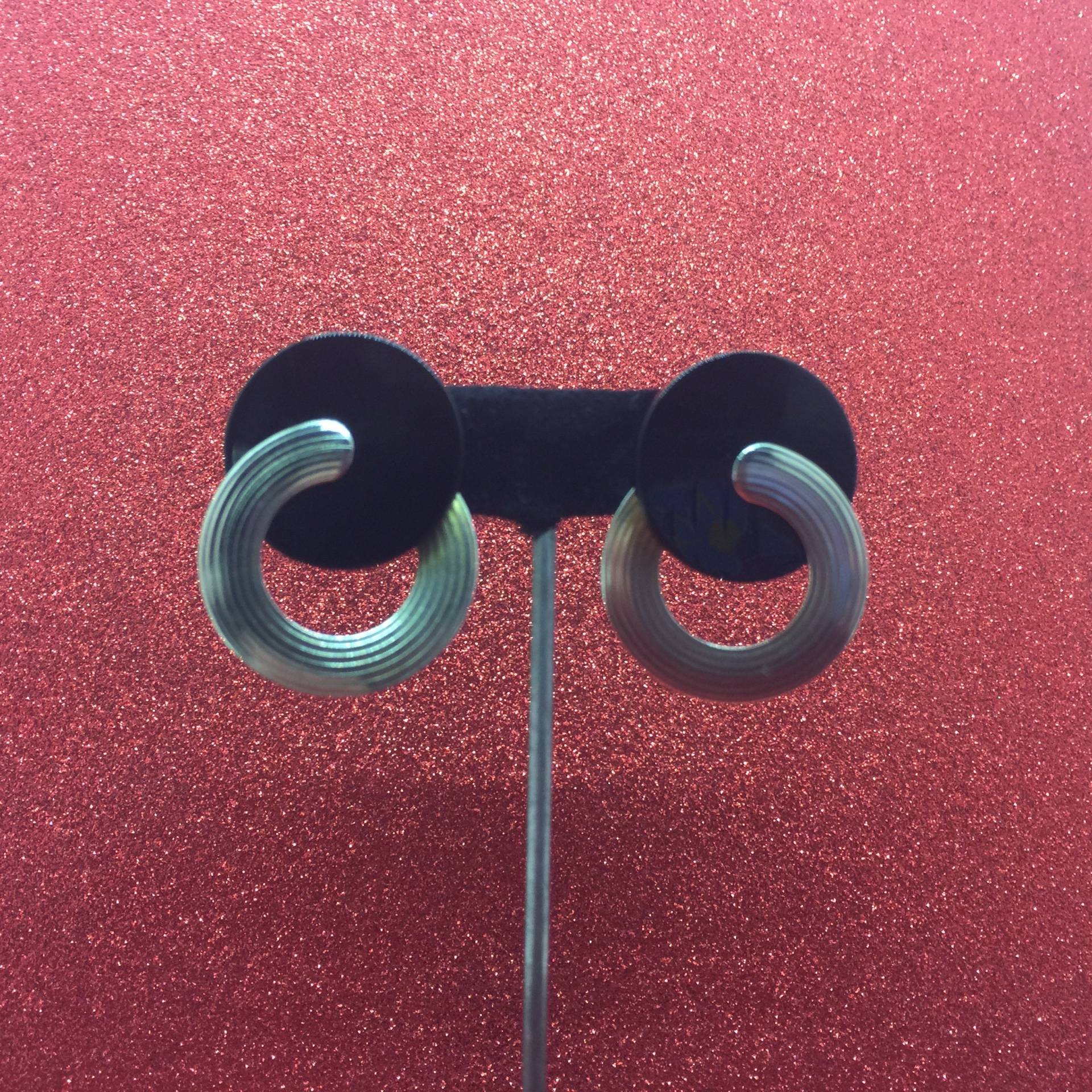 Vintage 1980Er/1990Er Jahre Ohrringe ~ Schwarz Mit Silbernen Creolen, Durchbohrt von kitschbitchvintage