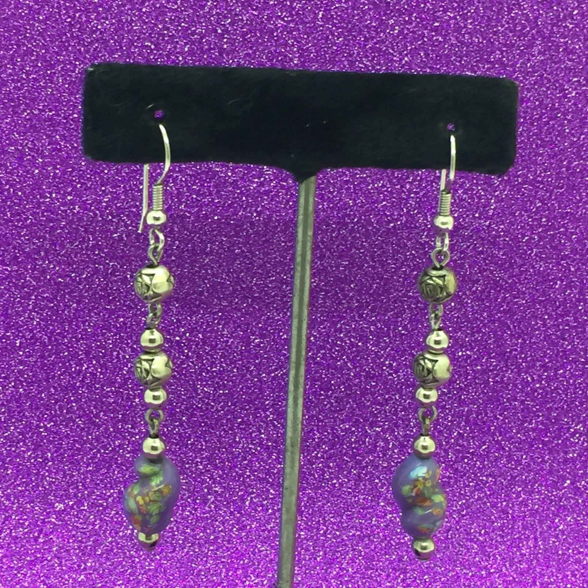 Vintage 90Er Jahre Lange Baumelnde Perlenohrringe ~ Gemalte Lila & Silber Metallperlen von kitschbitchvintage