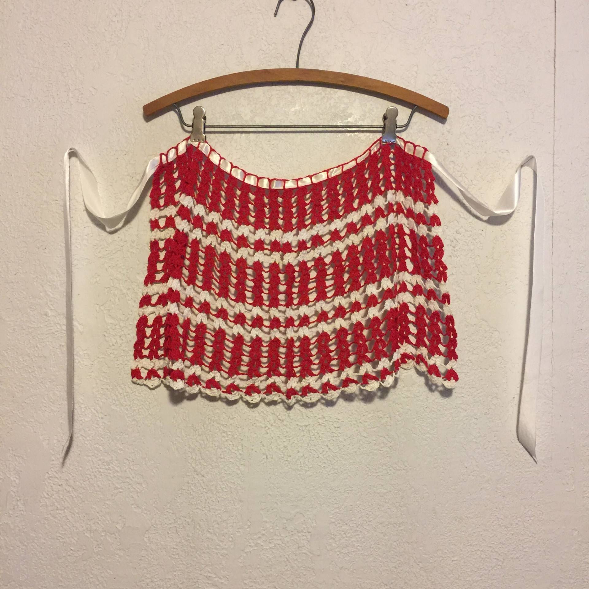 Vintage Rot & Weiß Gehäkelte Halbe Schürze von kitschbitchvintage