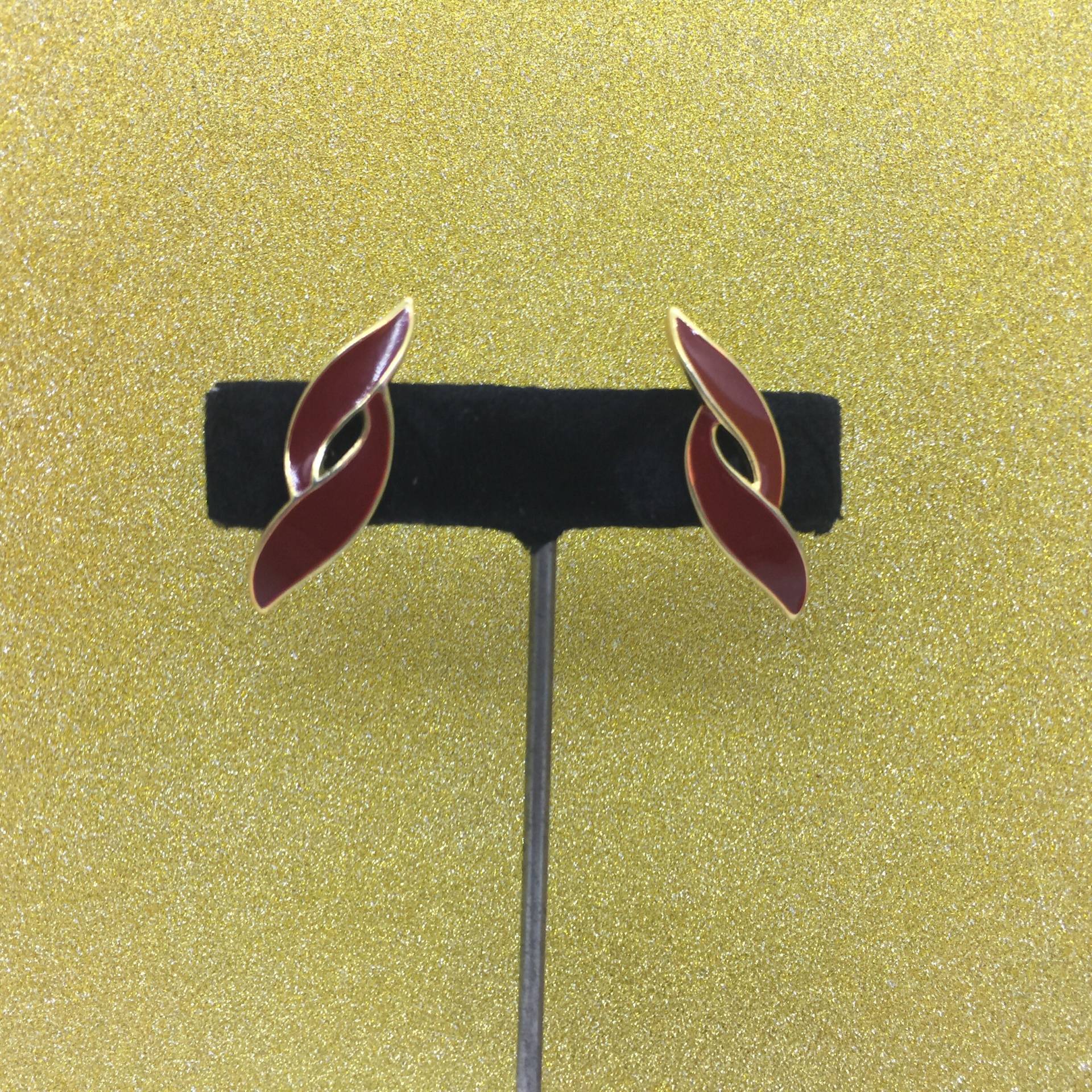 Vintage Trifari Gold & Rote Emaille Ribbon Twist Ohrclips von kitschbitchvintage