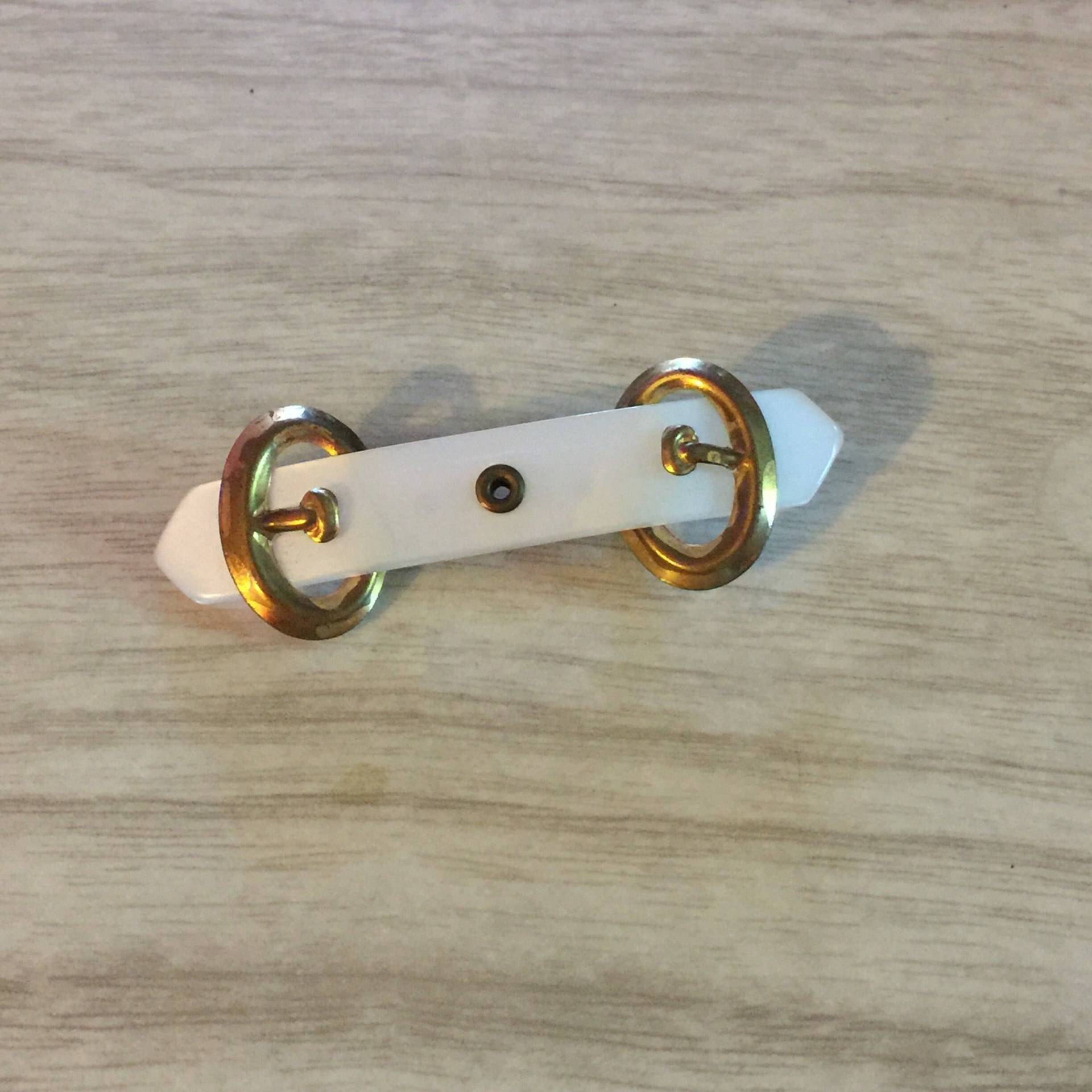 Vintage Weiße Lucite Schnalle, Anstecknadel von kitschbitchvintage