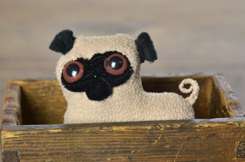 Süßen Mops Schlüsselanhänger, Plüsch Puppe, Geschenk, Hunde-Liebhaber-Geschenk, Plüsch, Art Doll, Kuscheltiere & Plushies von kiziumiziuDOLLS