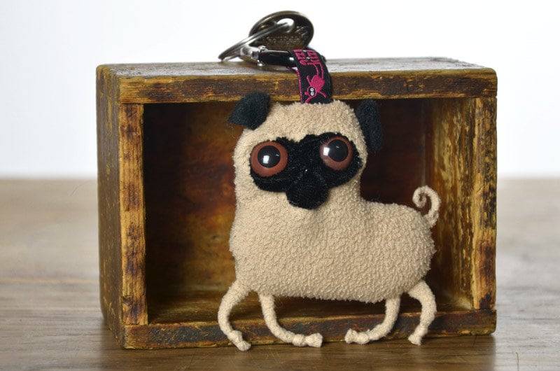 Süßen Mops Schlüsselanhänger, Plüsch Puppe, Geschenk, Hunde-Liebhaber-Geschenk, Taschenanhänger, Kuscheltiere & Plushies von kiziumiziuDOLLS