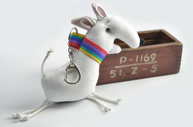 Weißer Bullterrier Schlüsselanhänger, Geldbörse Charme, Kunst Puppe, Hunde-Liebhaber-Geschenk, Mini Bullie Kunstpuppe, Lgbtq Pride Regenbogen von kiziumiziuDOLLS