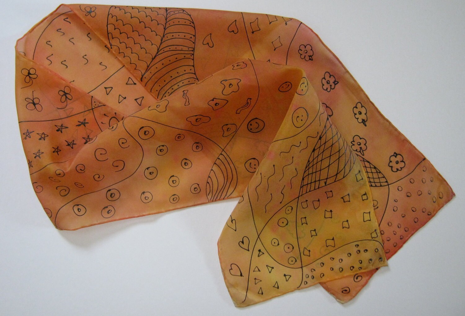 Schwarz/Tan Doodle Seidenschal Schwarz/Tan Doodle Seidenschal von kjmSILKS