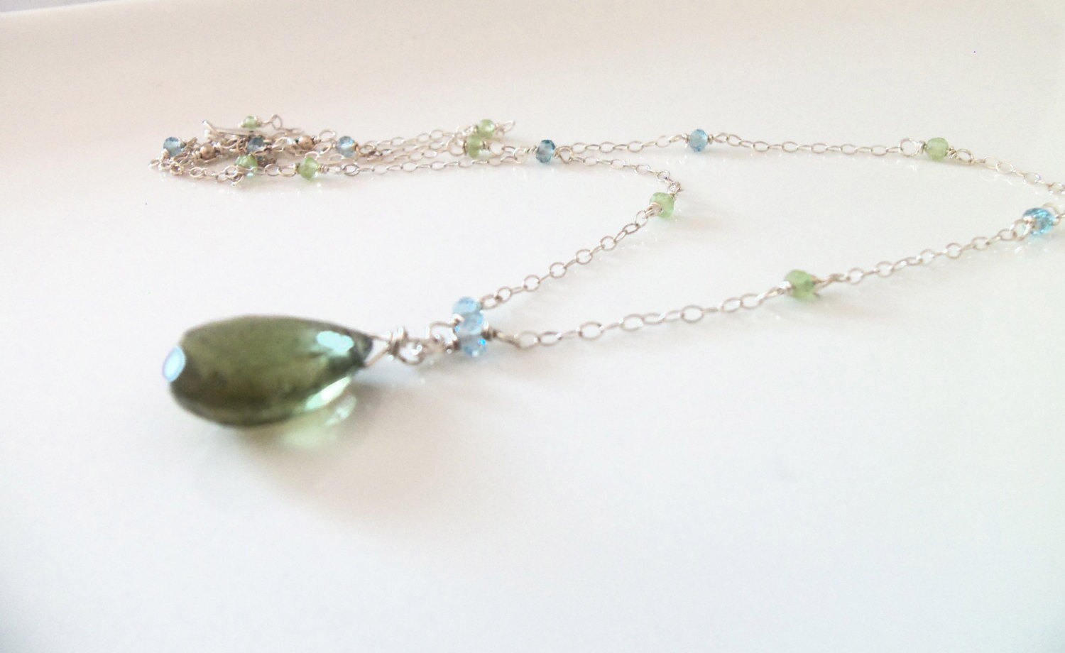 Moosige Aquamarin Edelstein Handgemachte Halskette Draht Gewickelt Mit Sterling Silber London Blau Topas Moosige Aquamarin Edelstein Handgemachte Halskette Draht Gewickelt Mit Sterling Silber London Blau Topas von kkswede