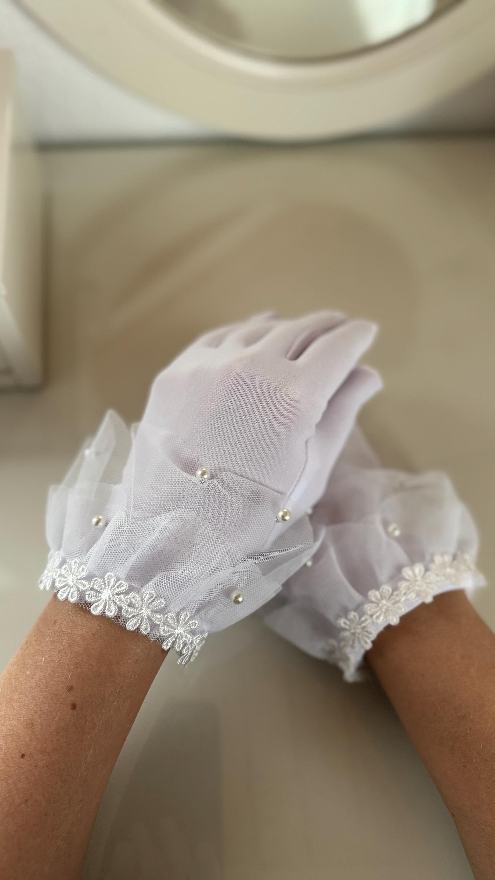 Handschuhe Kommunion Oder Braut Aus Baumwolle, Blumenspitze Und Schleife, Kommunionshandschuhe, Brauthandschuhe Kurz Handschuhe Kommunion Oder Braut Aus Baumwolle, Blumenspitze Und Schleife, Kommunionshandschuhe, Brauthandschuhe Kurz von klamitkaaccessoires