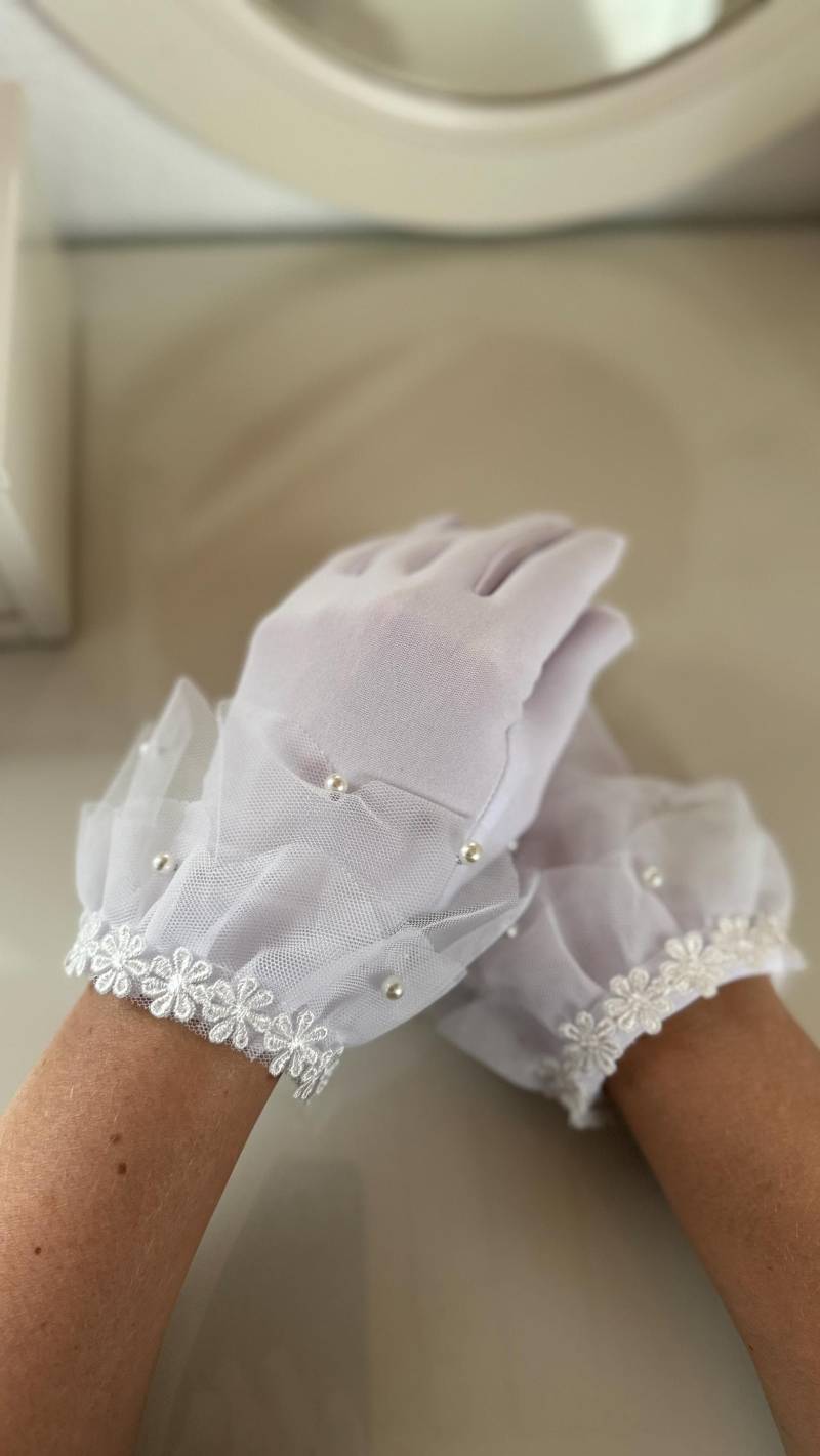 Handschuhe Kommunion Oder Braut Aus Baumwolle, Blumenspitze Und Schleife, Kommunionshandschuhe, Brauthandschuhe Kurz Handschuhe Kommunion Oder Braut Aus Baumwolle, Blumenspitze Und Schleife, Kommunionshandschuhe, Brauthandschuhe Kurz von klamitkaaccessoires