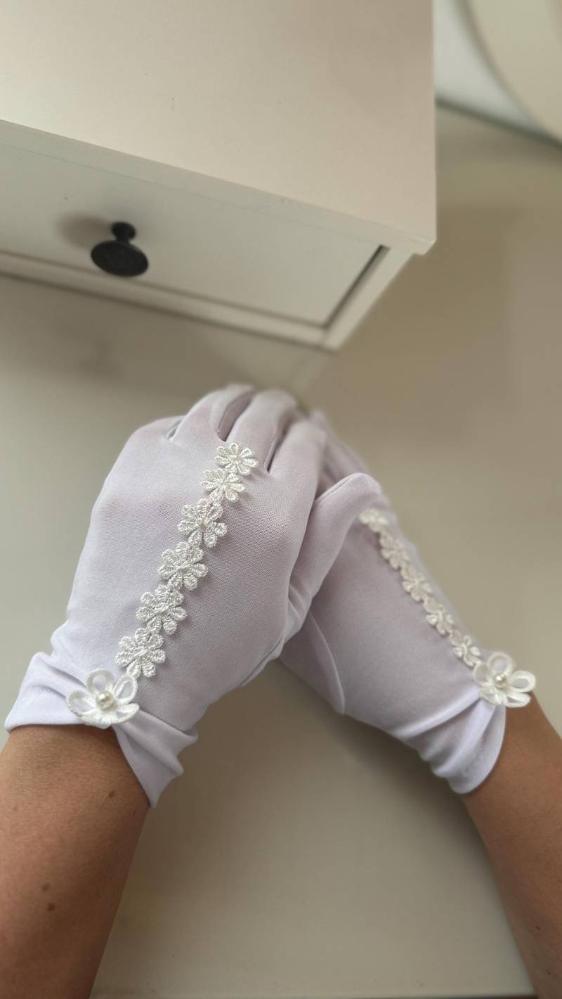 Handschuhe Kommunion Oder Braut Aus Baumwolle Und Blumen, Kommunionshandschuhe, Brauthandschuhe Kurz Handschuhe Kommunion Oder Braut Aus Baumwolle Und Blumen, Kommunionshandschuhe, Brauthandschuhe Kurz von klamitkaaccessoires