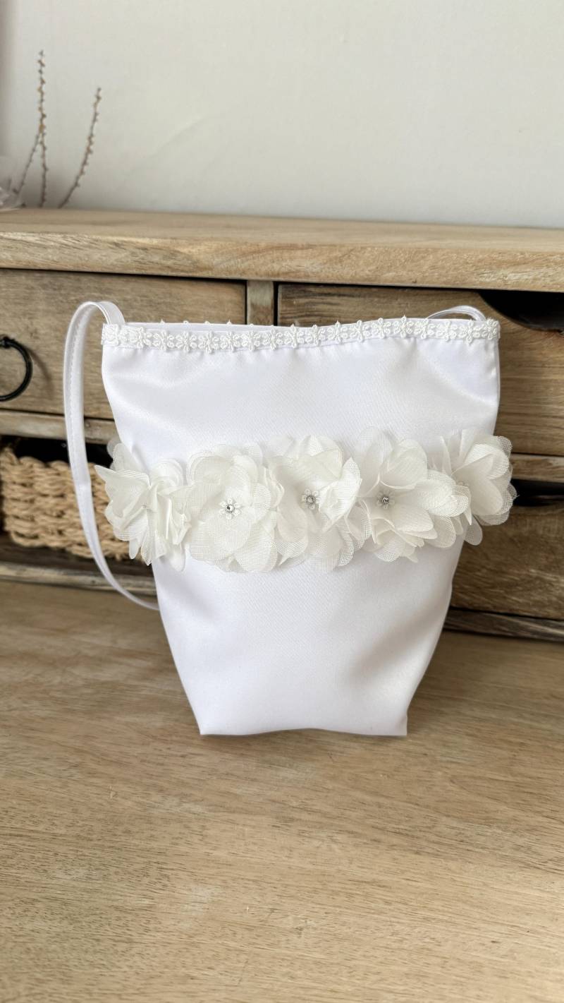 Kommuniontasche, Tasche Für Kommunion Aus Satin Mit Blumen Und Strass Kommuniontasche, Tasche Für Kommunion Aus Satin Mit Blumen Und Strass von klamitkaaccessoires