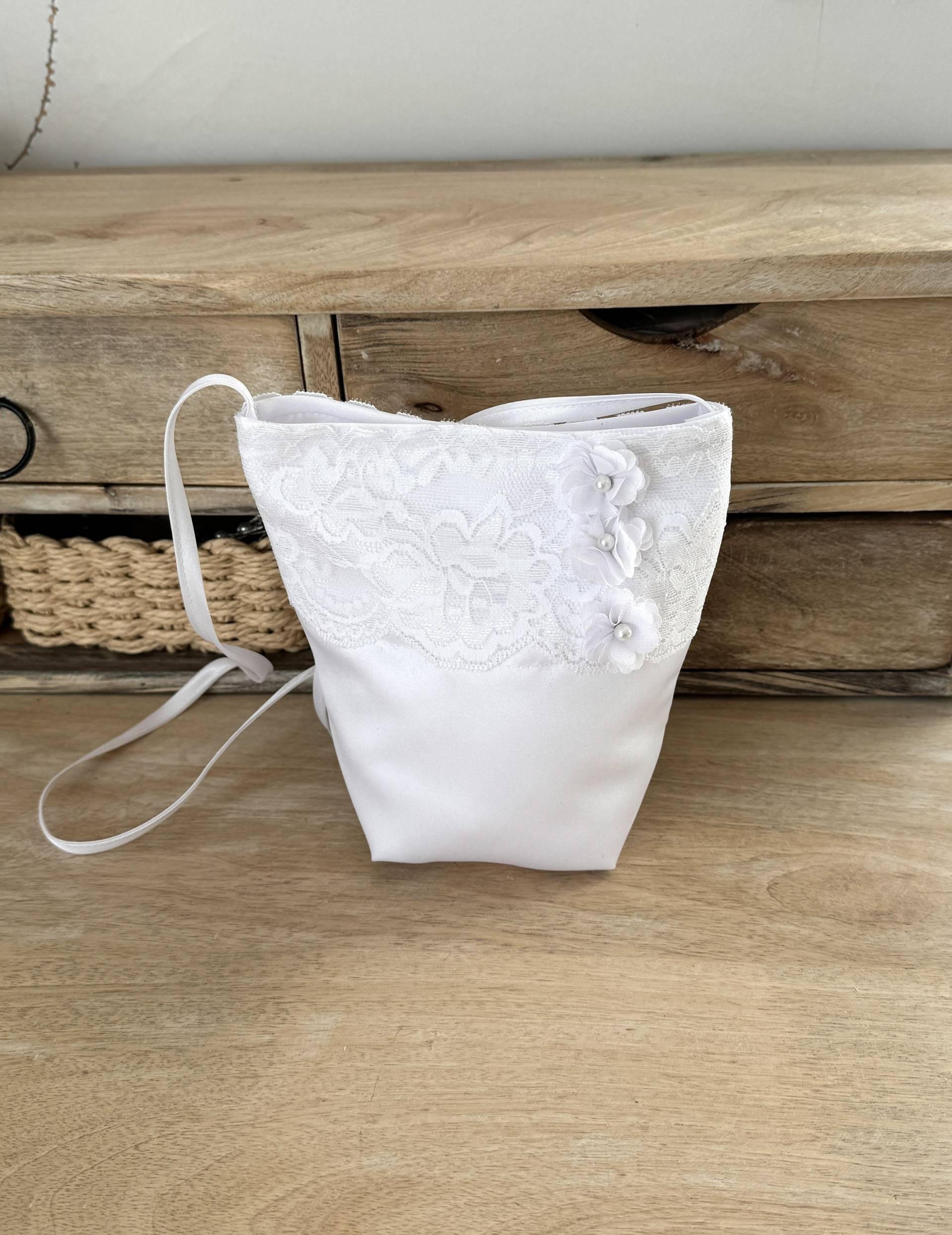 Kommuniontasche, Tasche Für Kommunion Mit Spitze, Blumen Und Perlen Verziert, Aus Satin in Weiß Kommuniontasche, Tasche Für Kommunion Mit Spitze, Blumen Und Perlen Verziert, Aus Satin in Weiß von klamitkaaccessoires