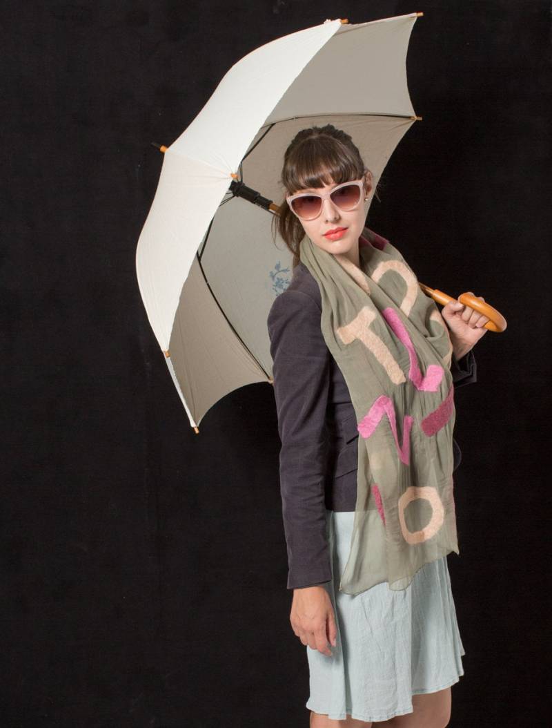 Dancing Letters Nuno Gefilzter Schal Gefilzte Seide Chiffon Schal. Olivgrüner Mit Filzbuchstaben. Herbstlicher Filzschal. Langer Modeschal von klaradar