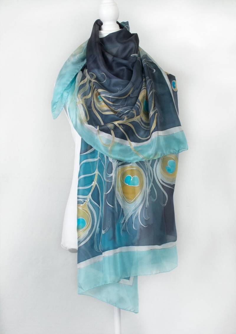 Handbemalter Seidenschal Dunkelblaue Pfauenfeder-Schal von klaradar