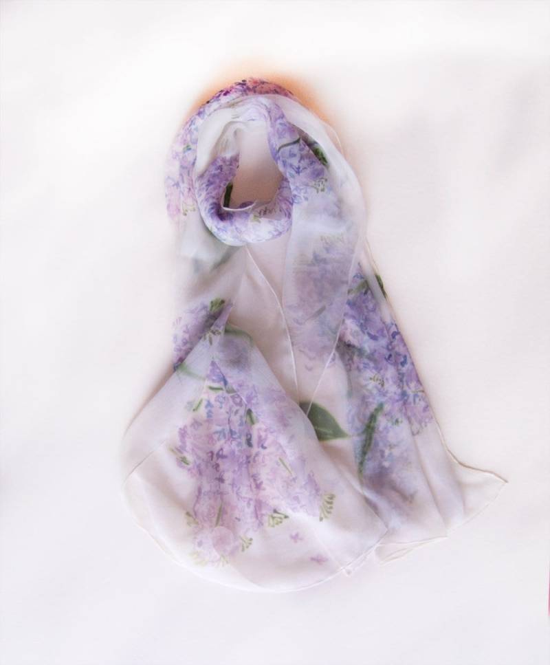 Hand Bemalt Seidenschal-The Lilacs. Floral Handbemalte Schals. Leichter Schal Ooak. Weiße Seide Chiffon Schal, Damen Accessoire von klaradar