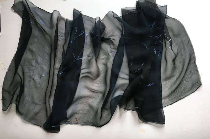 Handbemalter Seiden Chiffon Schal Graphitgrau Mit Silber Blätter von klaradar