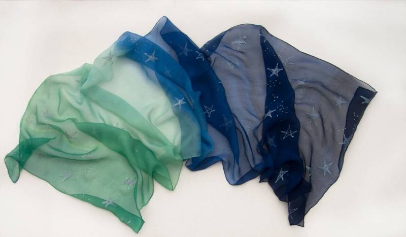 Handbemalter Seiden Chiffon Schal Ombre Apfel Himmel Mit Silber Sterne von klaradar