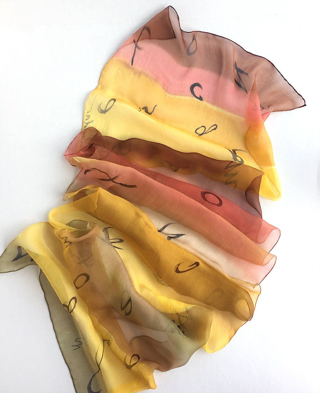 Handbemalter Seiden-Chiffon-Schal Sandige Ombre Buchstaben, Geschenk Für Buchliebhaber von klaradar