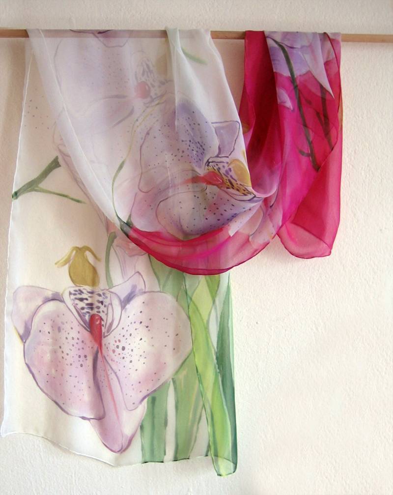 Handbemalter Seiden-Chiffon-Schal. Blasse Orchideen Floraler Schal. Boho Hochzeit | Leichter Muttertag Geschenkidee Florale Mode von klaradar
