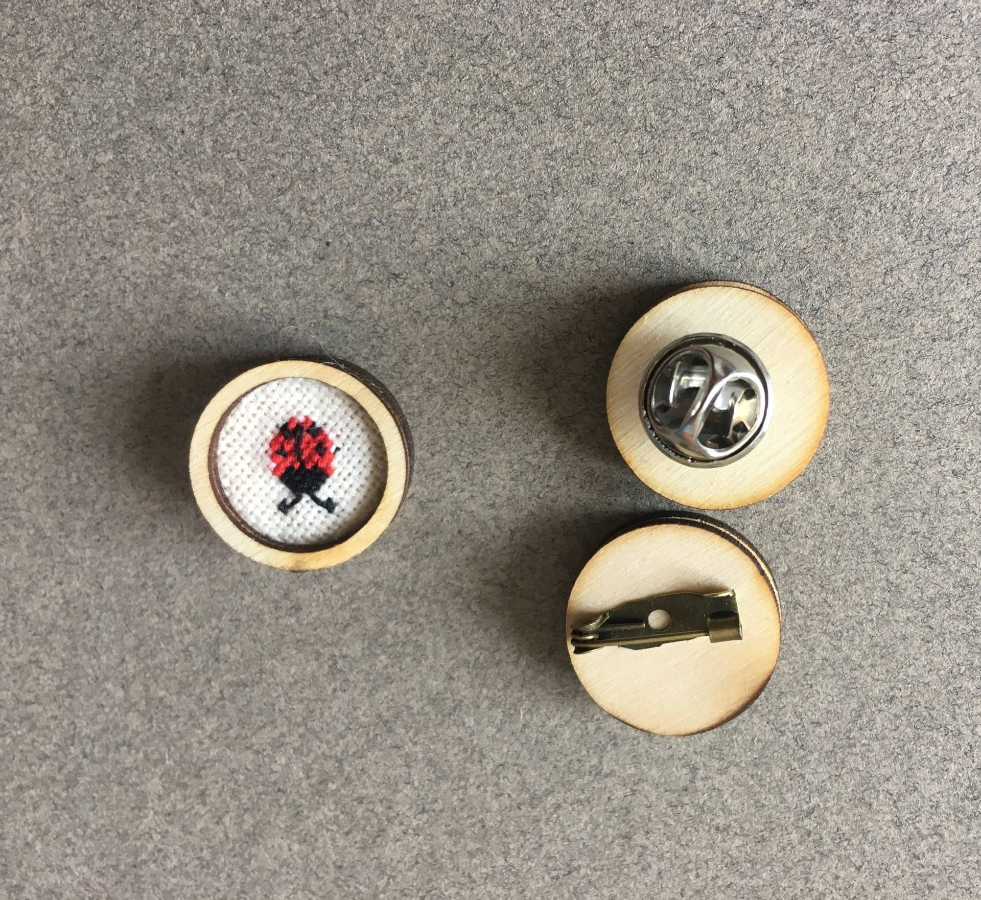 Marienkäfer Brosche, Handgestickte Mikro Stickerei, Kreuzstich Marienkäfer, Textilschmuck, Geschenk Für Mädchen, Teenager Tochter von klaradar