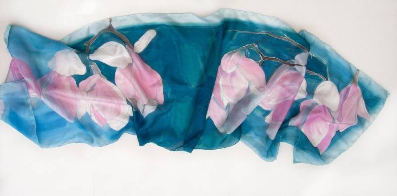 Handbemalter Seidenschal Pink Magnolia Floral, Blaue Palette von klaradar