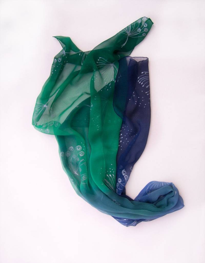 Handbemalter Seiden Chiffon Schal Pusteblumen, Blau Grün Ombre von klaradar