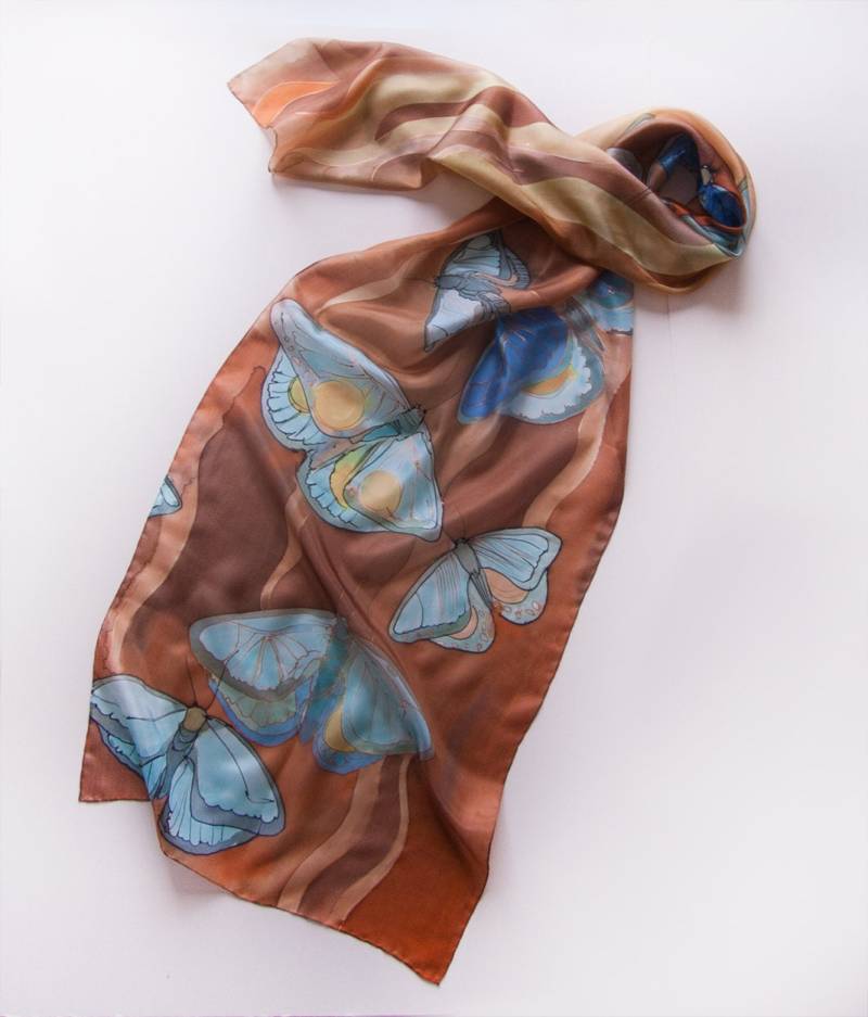 Handbemalter Seidenschal Zimtbraun & Blaue Schmetterlinge von klaradar