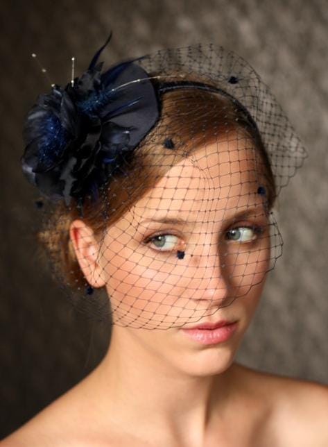 Dunkelblauer Birdcage Schleier Mit Dunkelblauem Kopfschmuck. Fascinator Netzschleier Am Haarreif. Marineblauer Schleier. Dunkelblaue Haarblume Dunkelblauer Birdcage Schleier Mit Dunkelblauem Kopfschmuck. Fascinator Netzschleier Am Haarreif. Marineblauer Schleier. Dunkelblaue Haarblume von klaxonek