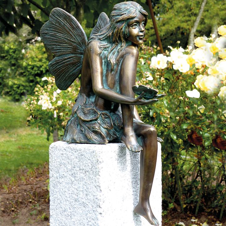 Skulptur 'Fee sitzend mit Schmetterling'