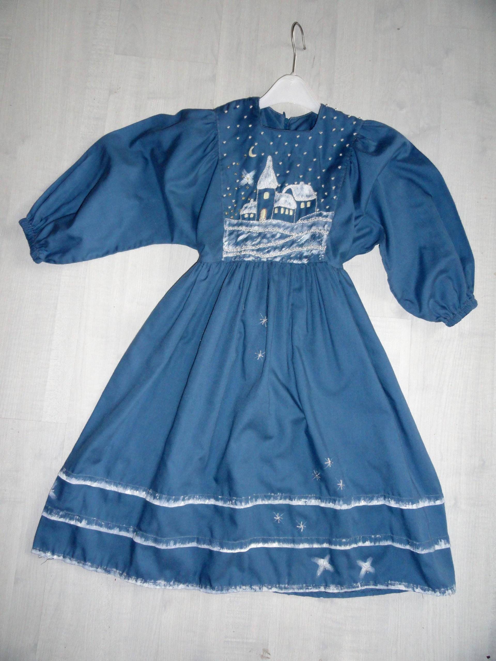 Weihnachtskleid Mit Kirche Und Winterlandschaft von kleinersonnenstrahl