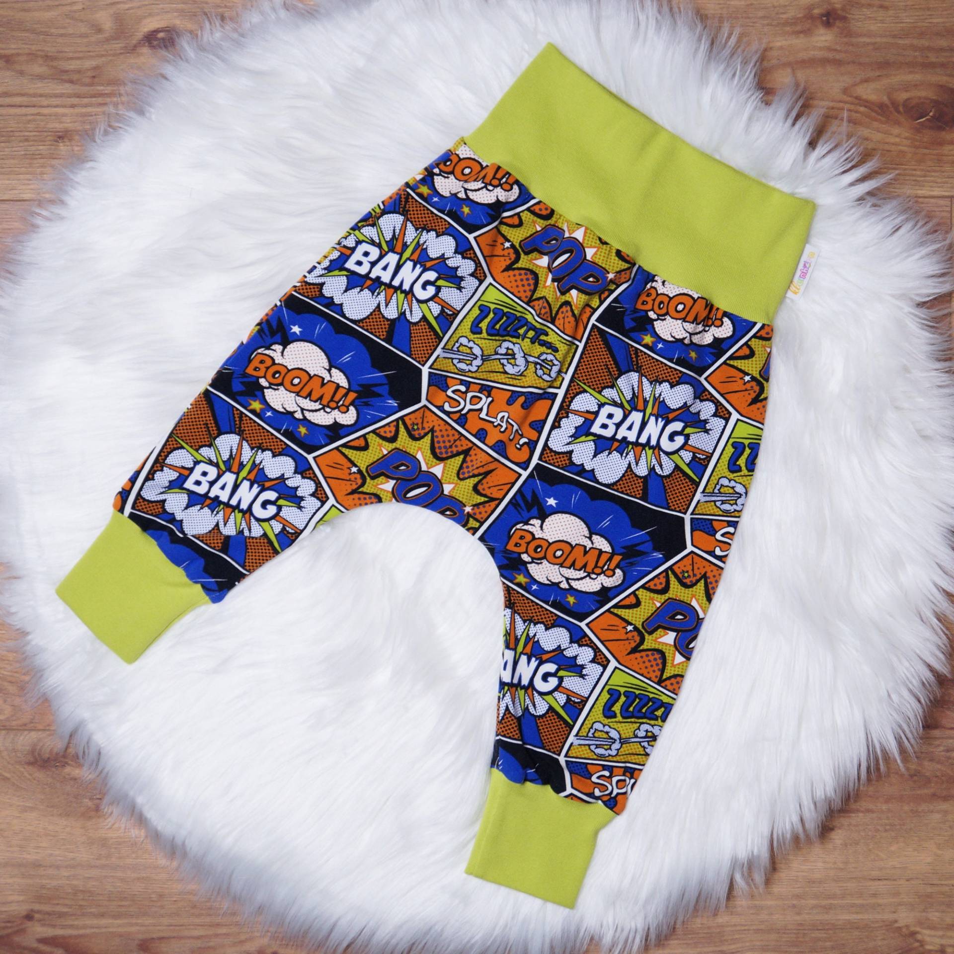 Comic Blau-Orange-Grün Mitwachsende Pumphose Für Babys Und Kleinkinder Comic Blau-Orange-Grün Mitwachsende Pumphose Für Babys Und Kleinkinder von kleinhorn