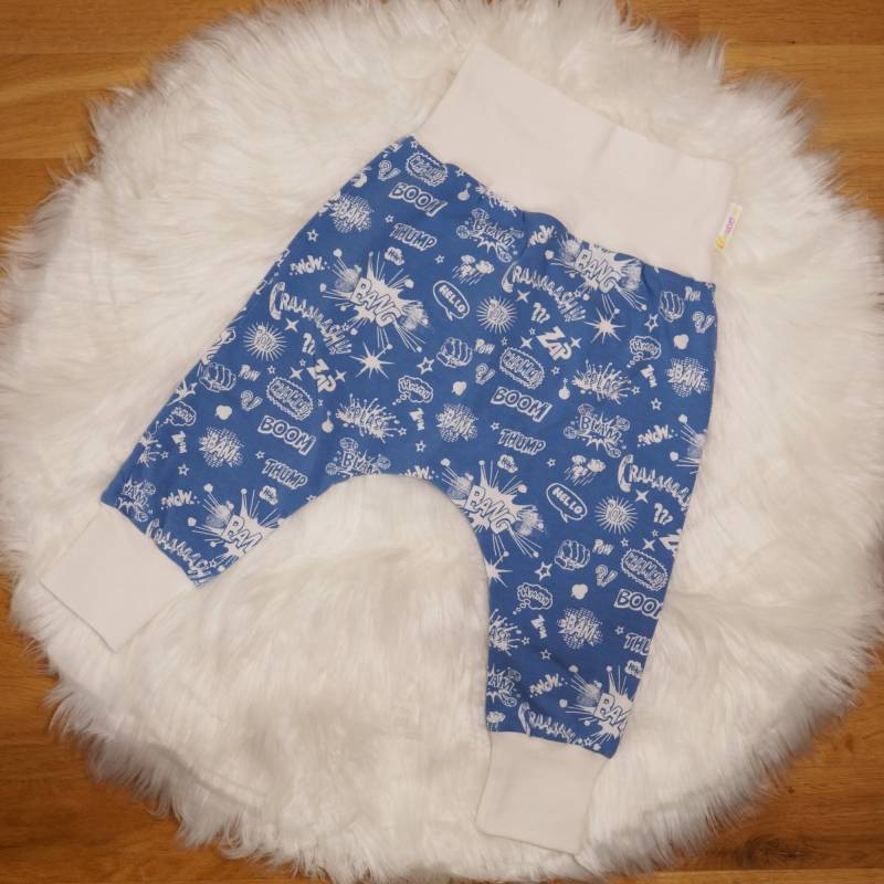 Hellblaue Comic Mitwachsende Pumphose Für Babys Und Kleinkinder von kleinhorn