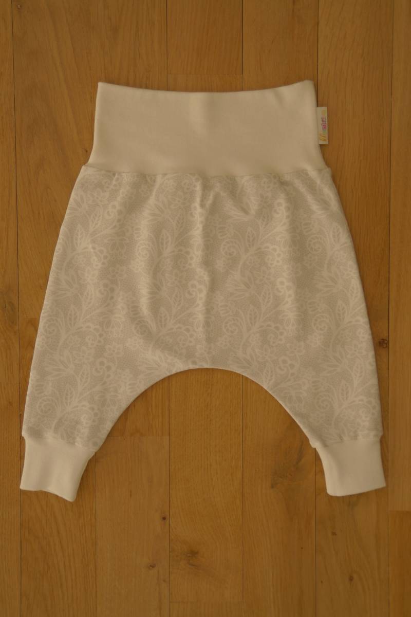 Spitzenoptik Mitwachsende Pumphose Für Babys Und Kleinkinder von kleinhorn