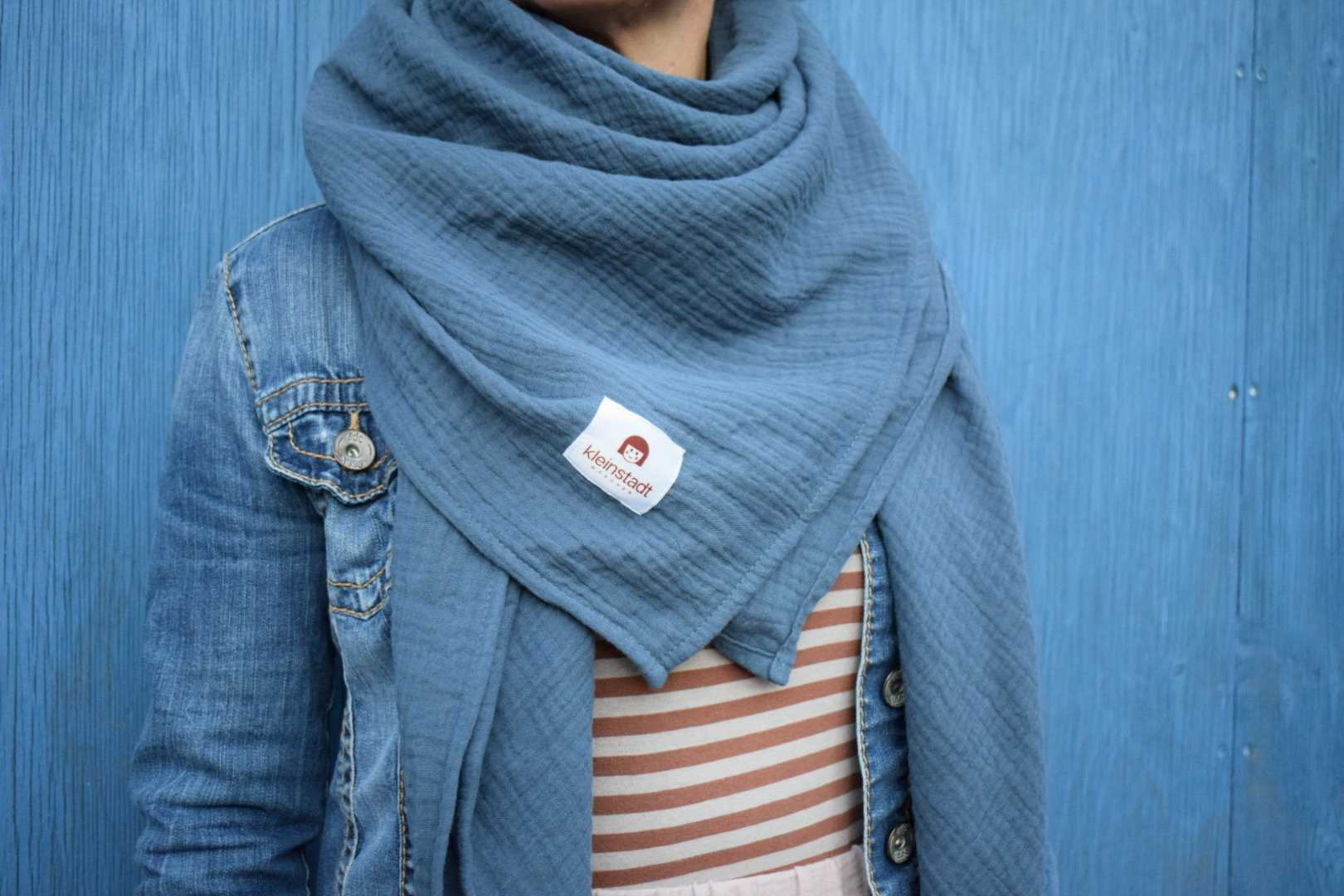 Musselinschal Damen Jeansblau | Crinkle-Look Handmade Schal Aus Bio Musselin Dein Neuer Alltagsheld von kleinstadtmadchen