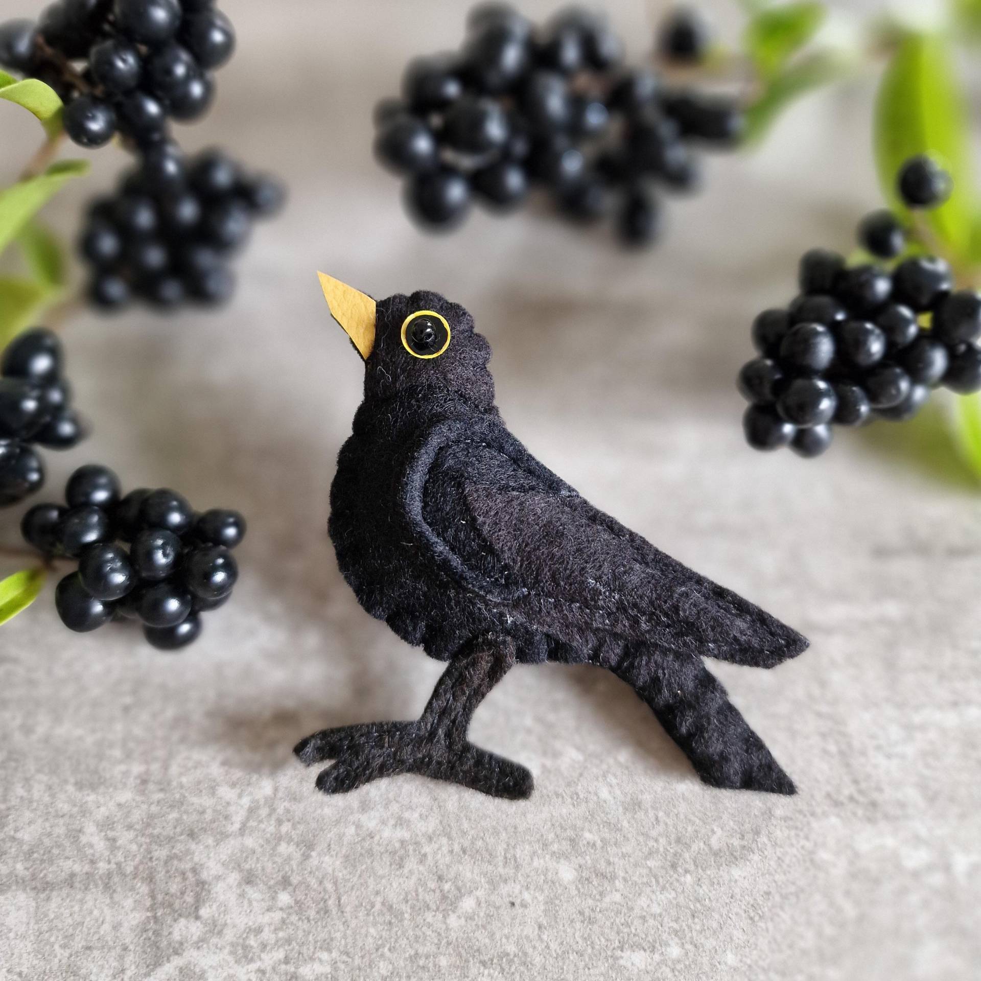 Amsel Brosche, Filz, Geschenk, Kleinigkeit, Glücksbringer, Herbst, Erntedank, Advent, Grußkarte, Lustig, Süß, Tiere, Vogel, Rabe, Feder von kleinstleben