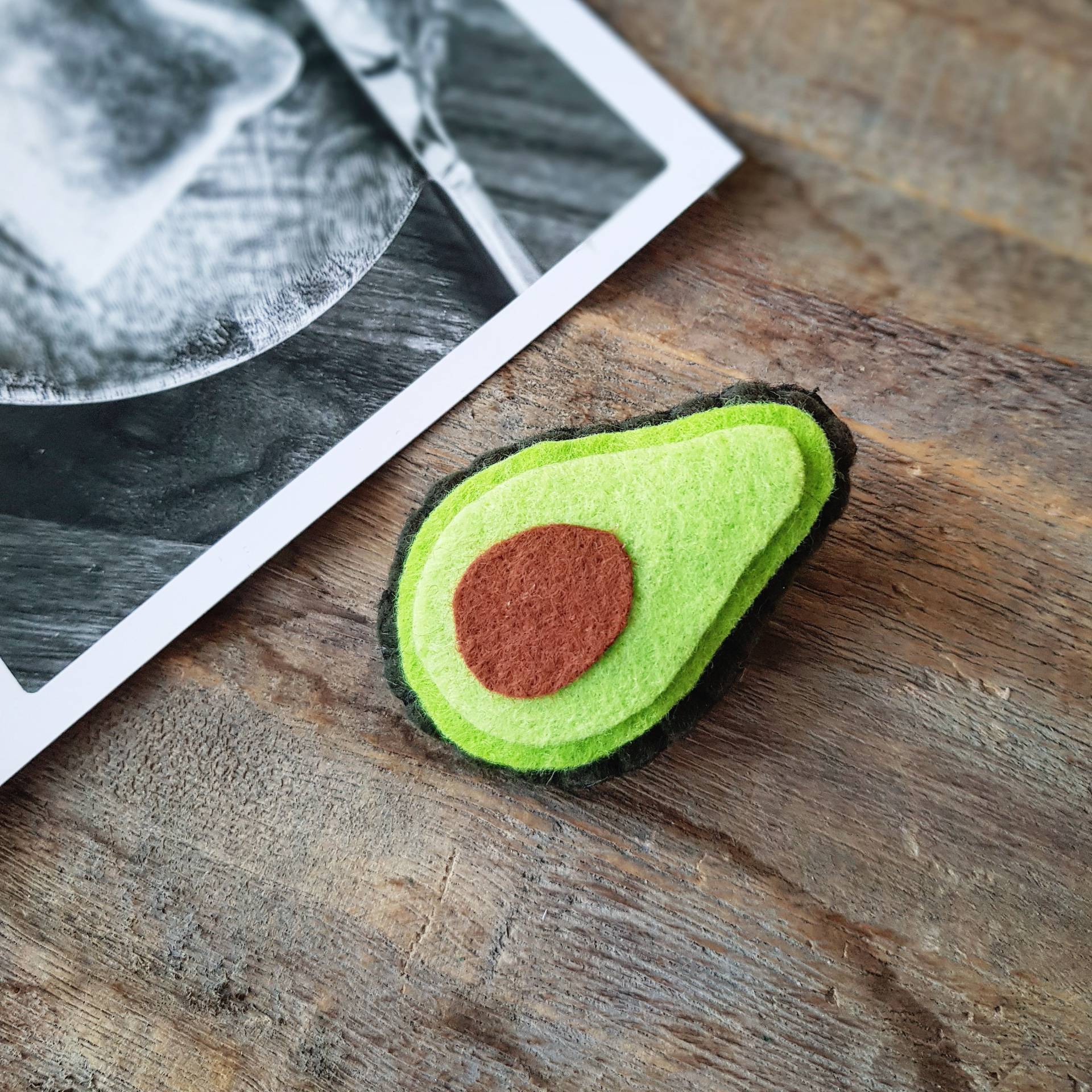 Avocado Brosche, Filz, Glücksbringer, Geschenk, Kleinigkeit, Sommer, Urlaub, Geburtstag, Lustig, Grußkarte, Obst, Mexiko, Tropisch, Cool Süß von kleinstleben