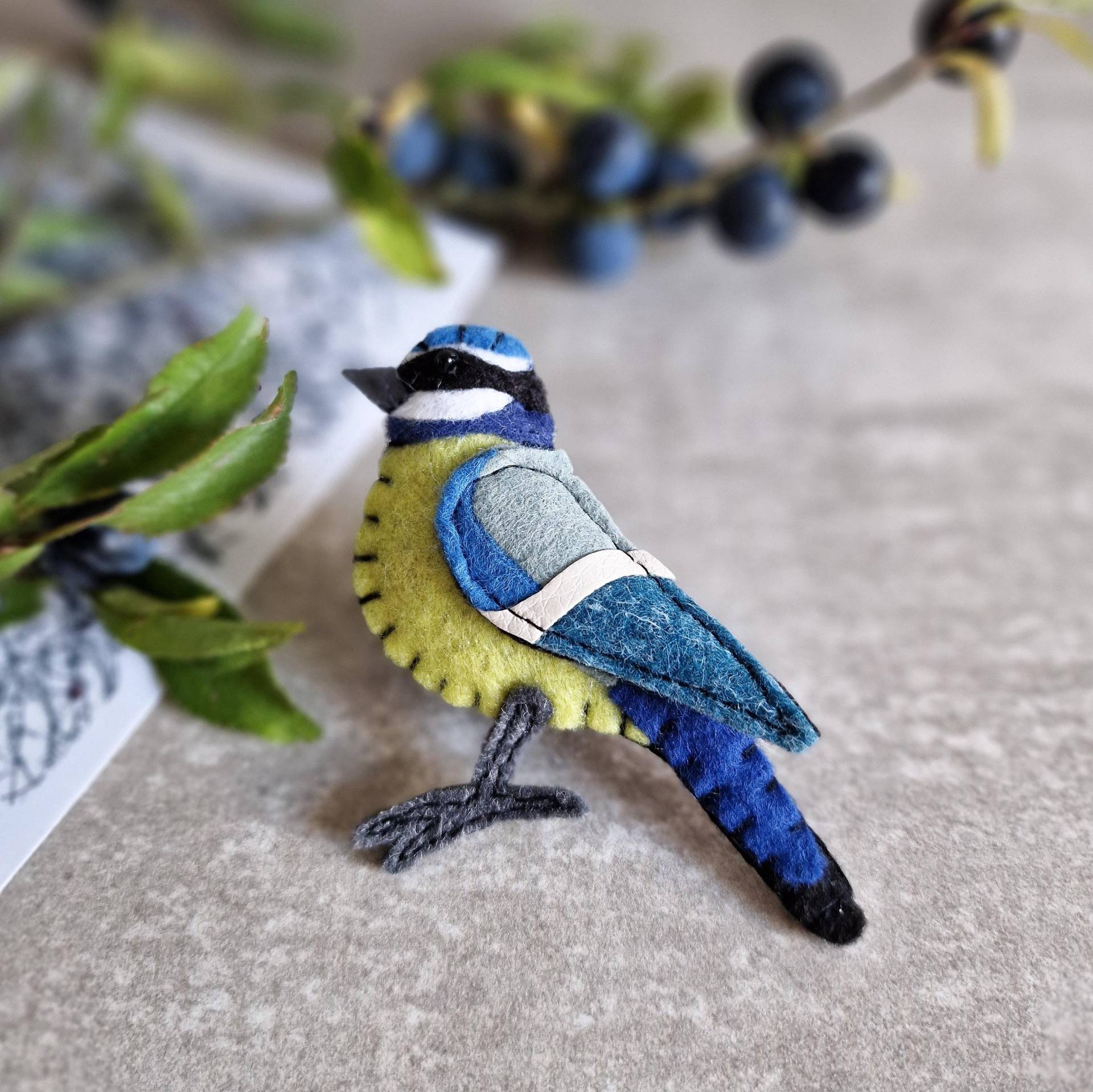 Blaumeise Brosche, Glücksbringer, Geschenk, Kleinigkeit, Herbst, Advent, Weihnachten, Grußkarte, Lustig, Süß, Vogel, Meise, Rustikal, Natur von kleinstleben