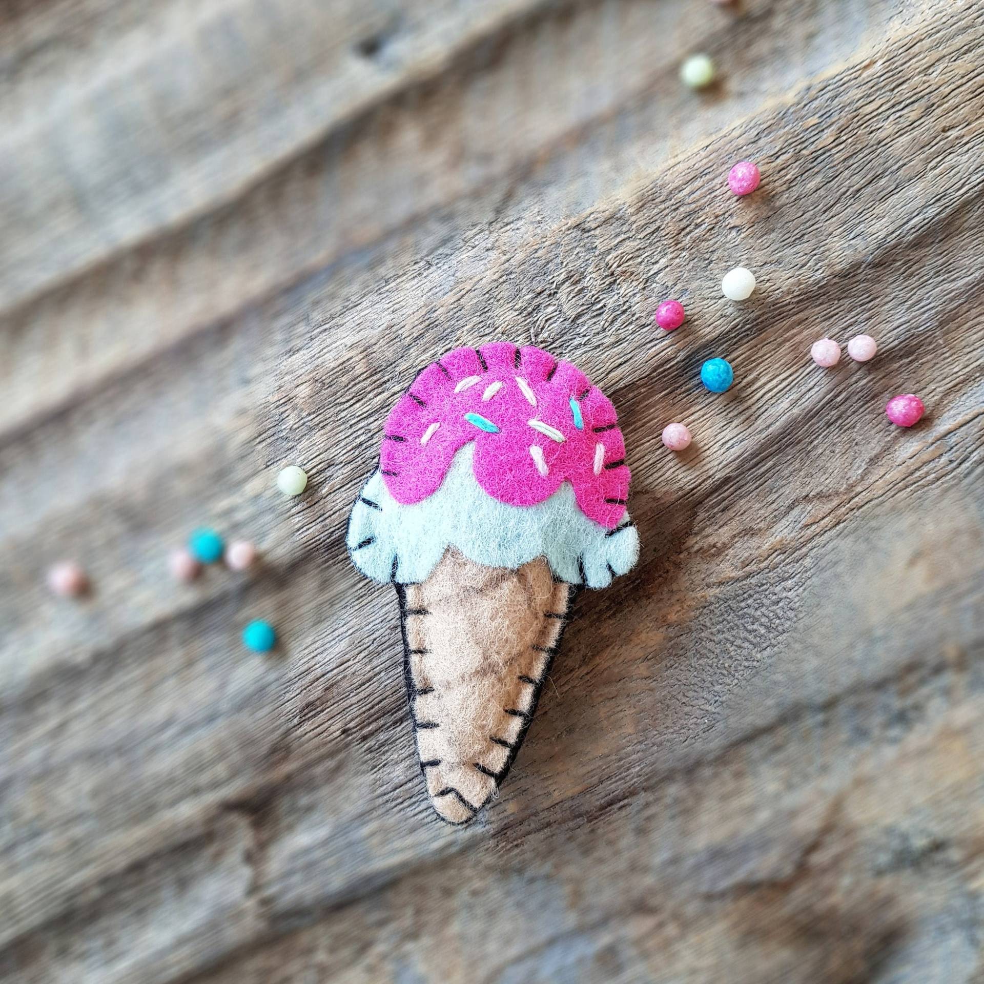 Eis Brosche, Filz, Glücksbringer, Geschenk, Kleinigkeit, Geburtstag, Sommer, Grußkarte, Cool, Lustig, Süß, Eistüte, Party, Reise, Urlaub von kleinstleben