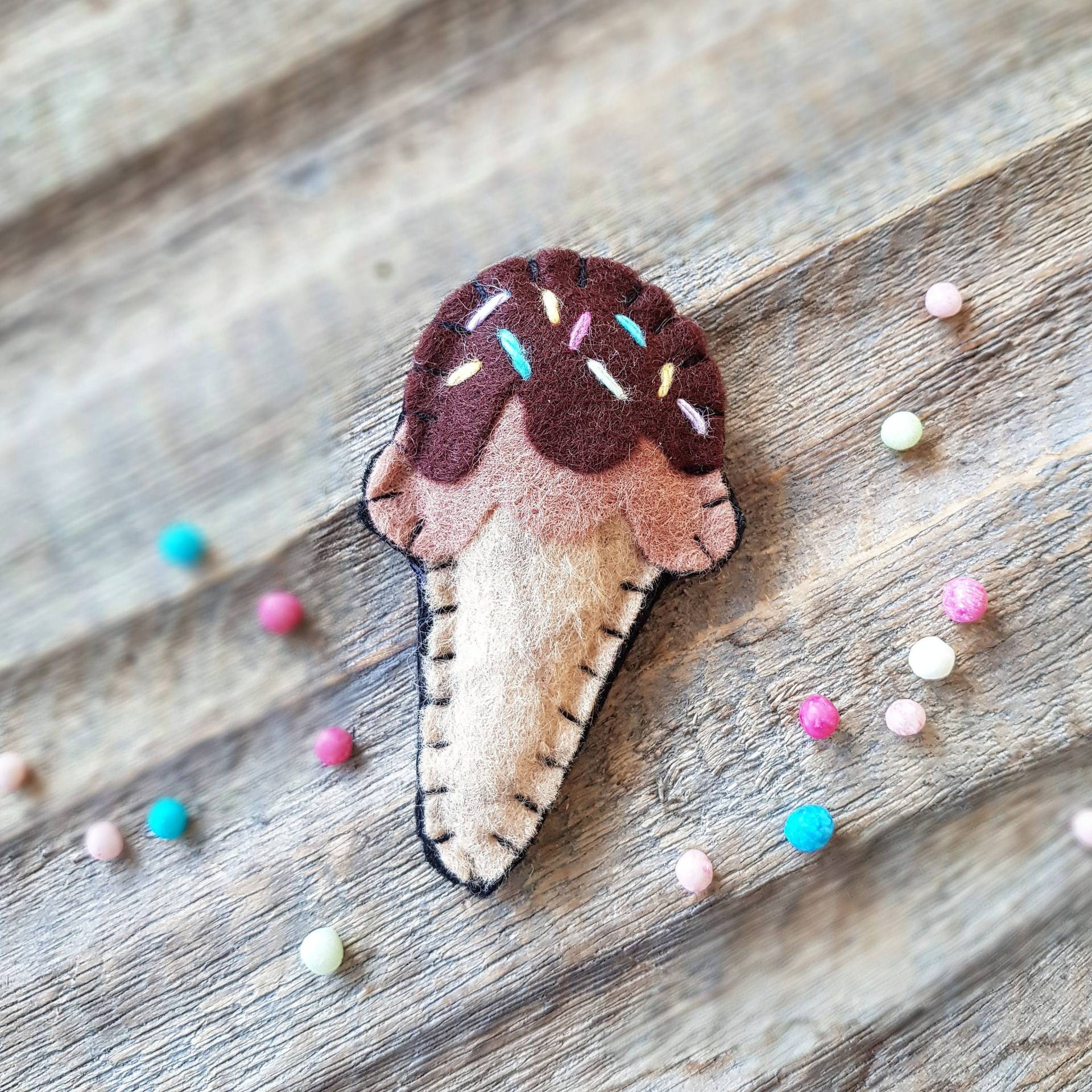 Eis Brosche, Filz, Glücksbringer, Geschenk, Kleinigkeit, Sommer, Ostern, Muttertag, Grußkarte, Süß, Lustig, Eistüte, Cool, Schokolade von kleinstleben