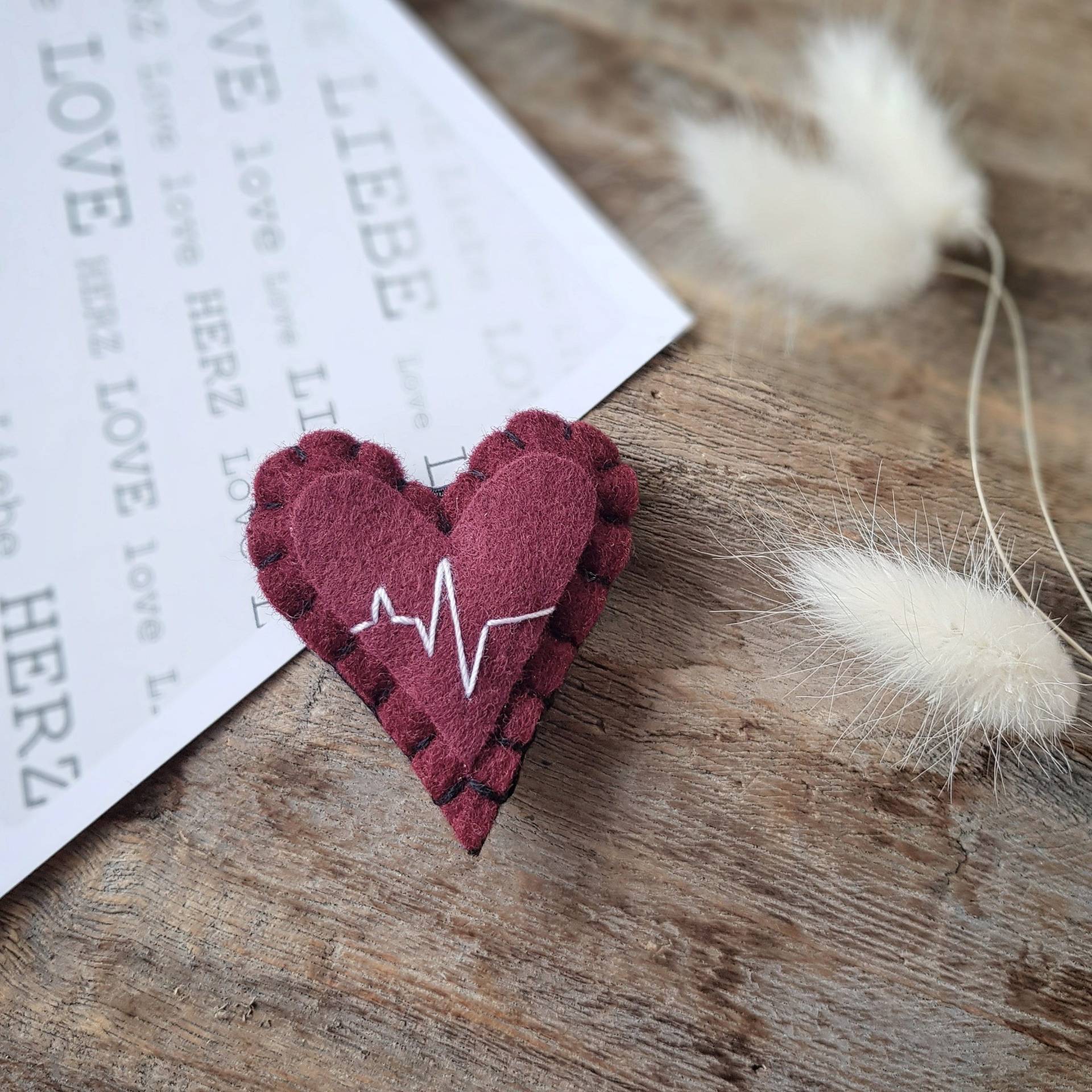 Herz Brosche, Filz, Glücksbringer, Geschenk, Kleinigkeit, Valentinstag Geburtstag, Grußkarte, Krankenhaus, Gesundheit, Ekg, Herzschlag Leben von kleinstleben