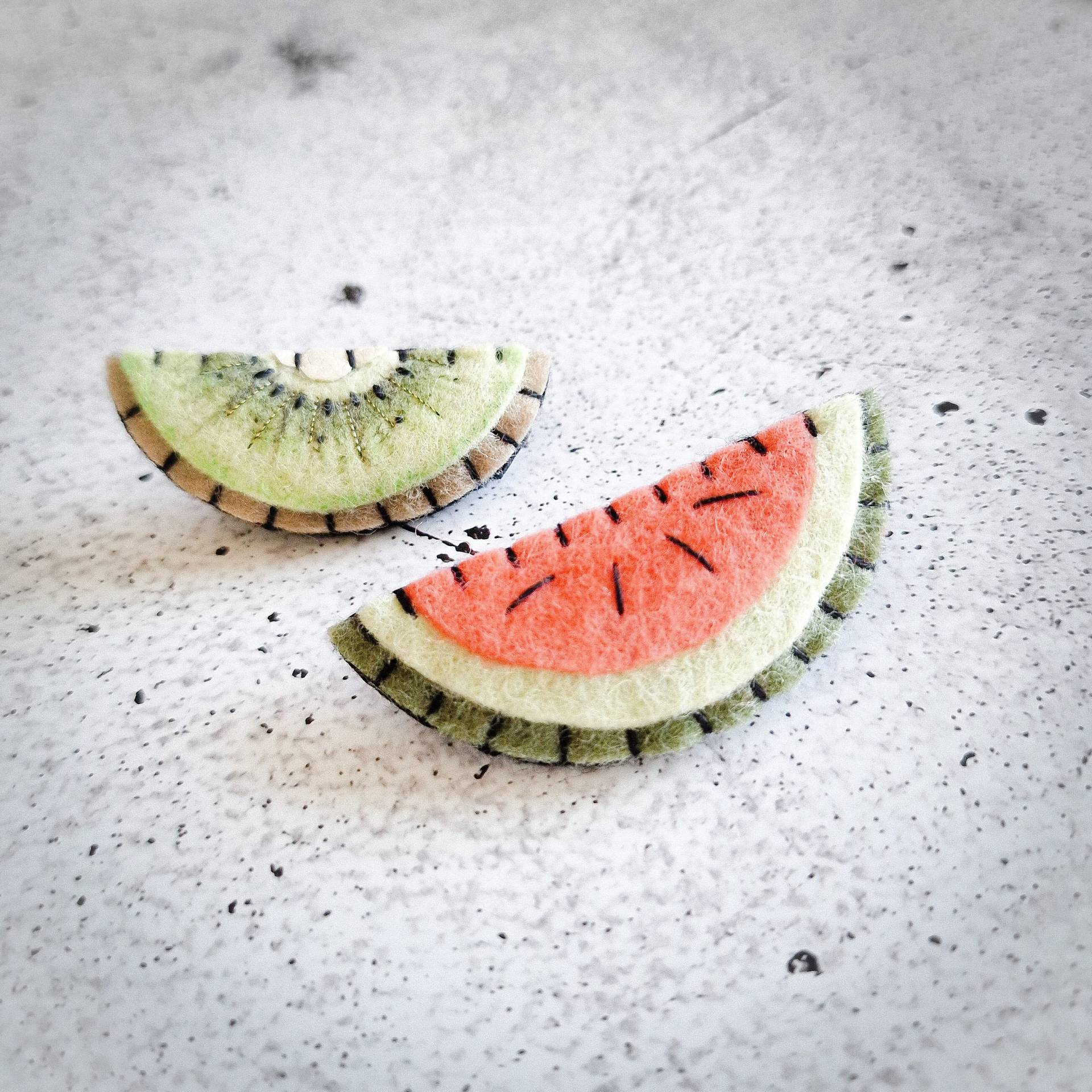 Melone Brosche, Filz, Glücksbringer, Kleinigkeit, Geschenk, Sommer, Advent, Weihnachten, Grußkarte, Frucht, Wassermelone, Cool, Reise von kleinstleben