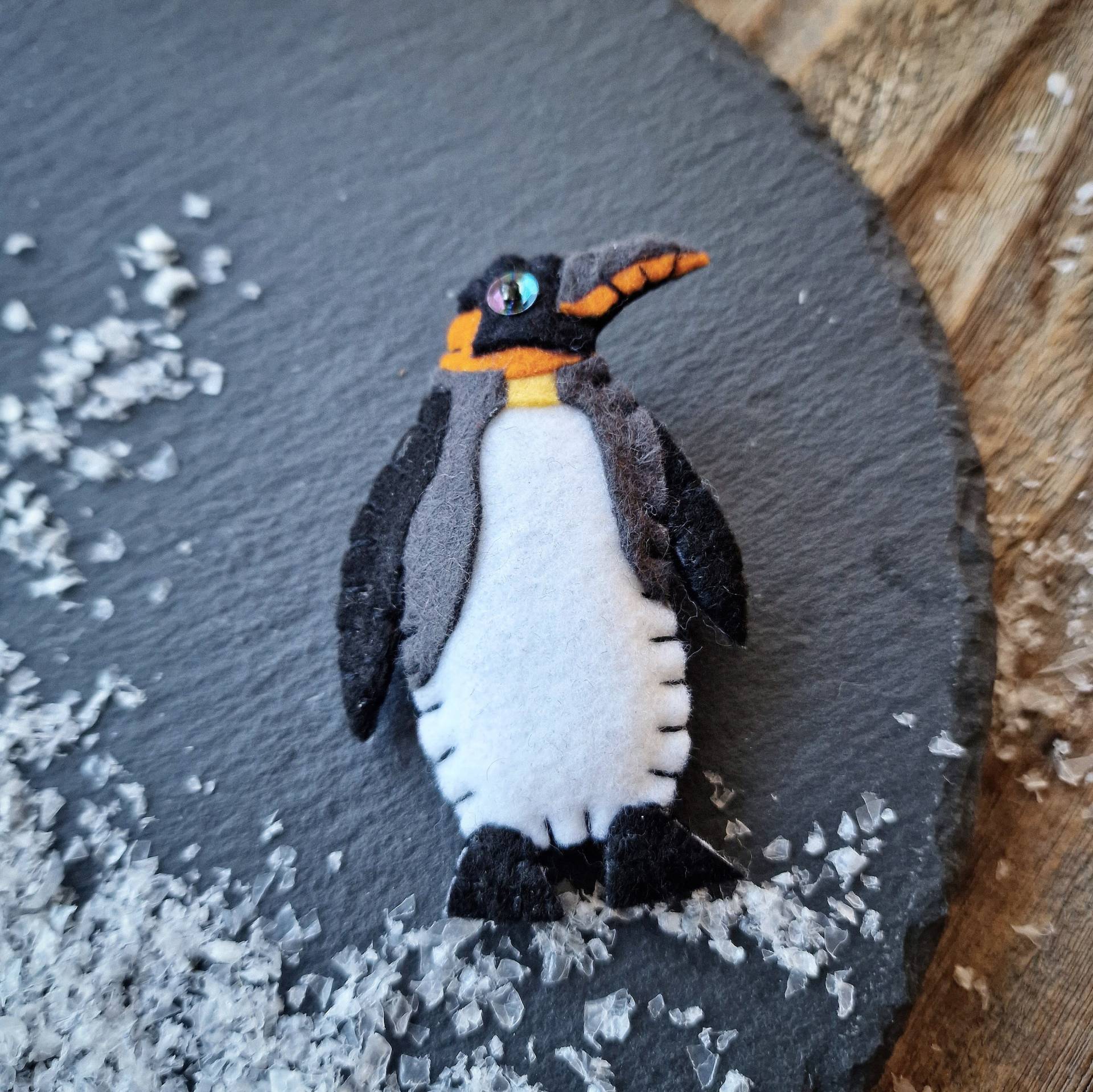 Pinguin Brosche, Filz, Glücksbringer, Kleinigkeit, Geschenk, Winter, Weihnachten, Advent, Grußkarte, Maritim, Lustig, Cool, Tier, Zoo, Meer von kleinstleben