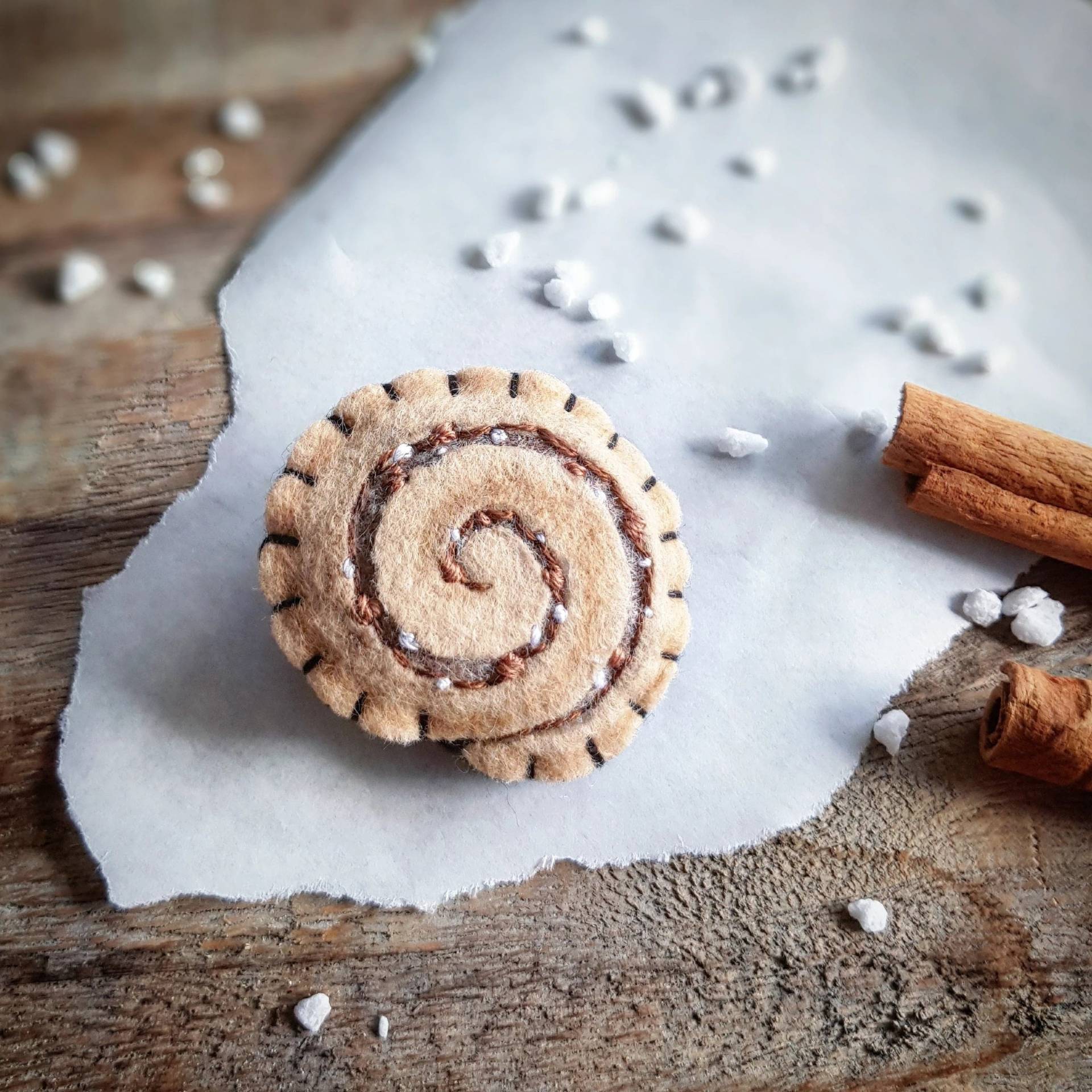 Zimtschnecke Brosche, Filz, Glücksbringer, Geschenk, Kleinigkeit, Frühling, Ostern, Grußkarte, Lustig, Festtag, Hygge, Süß, Schweden, Kuchen von kleinstleben