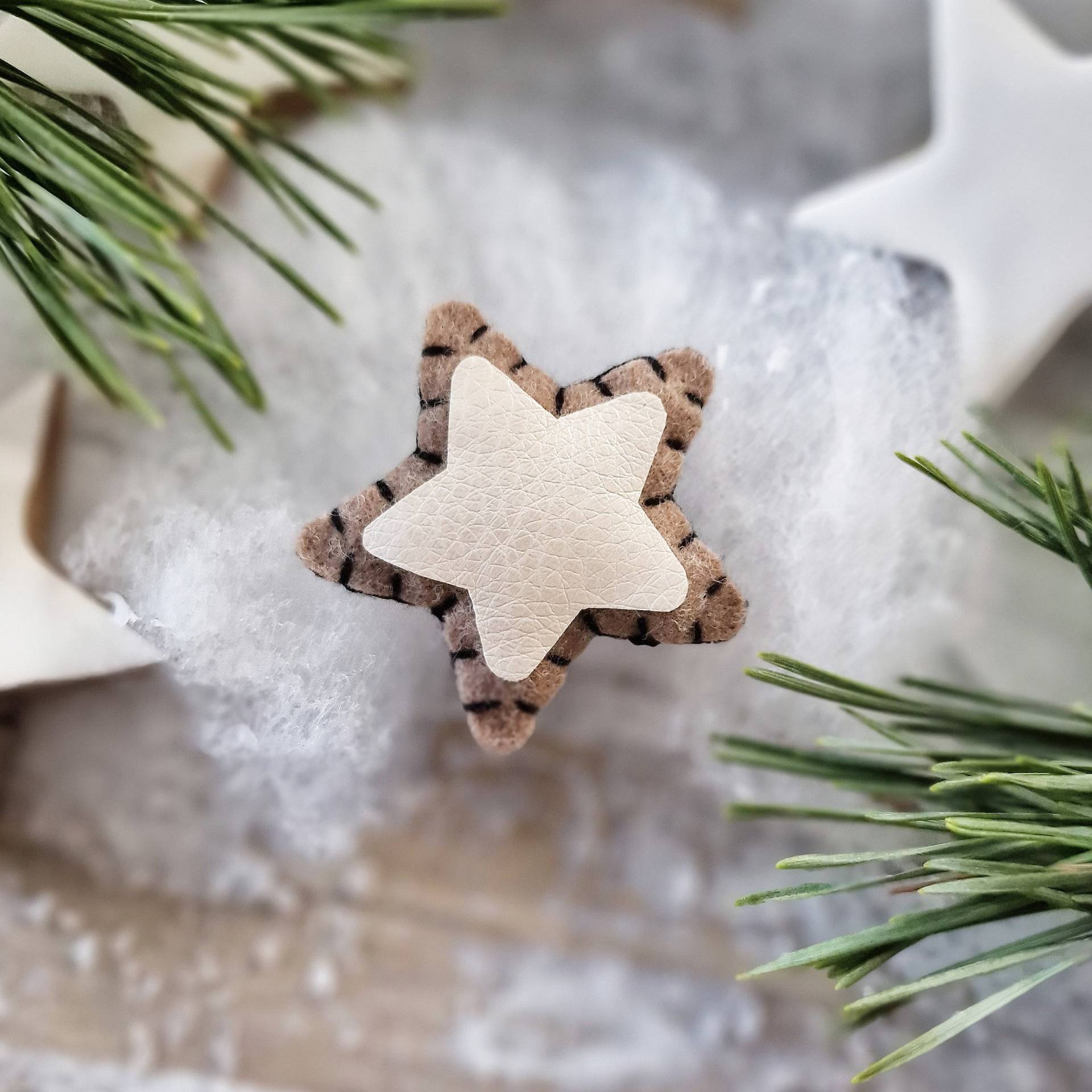 Zimtstern Brosche, Filz, Glücksbringer, Geschenk, Kleinigkeit, Winter, Gebäck, Ostern, Grußkarte, Lustig, Süß, Kekse, Hygge von kleinstleben
