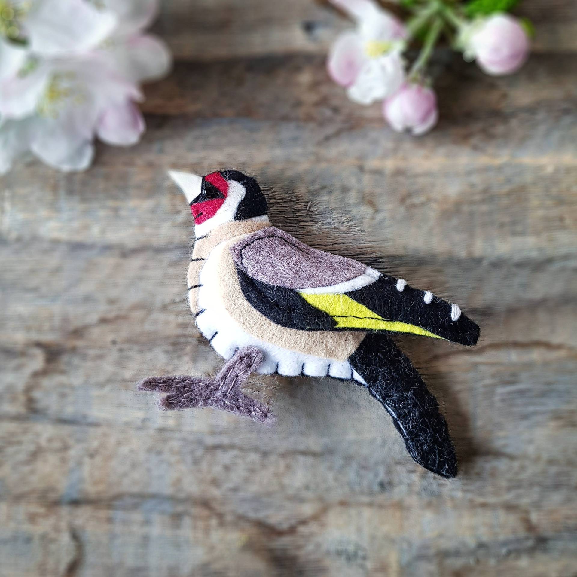 stieglitz Brosche, Filz, Glücksbringer, Geschenk, Kleinigkeit, Frühling, Ostern, Muttertag, Grußkarte, Lustig, Cool, Vogel, Wald, Natur, Süß von kleinstleben