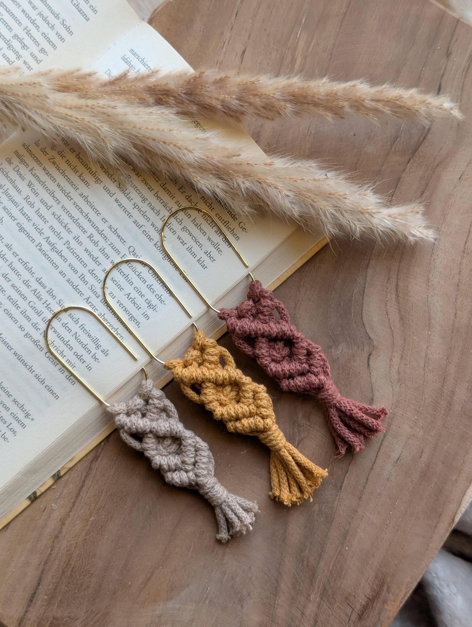 Handgefertigte Makramee-Leseklammer | Boho Lesezeichen Geschenkidee Für Bücherliebhaber Geschenk Mann Und Frau Kleinigkeit von kleinundfeinbyariela