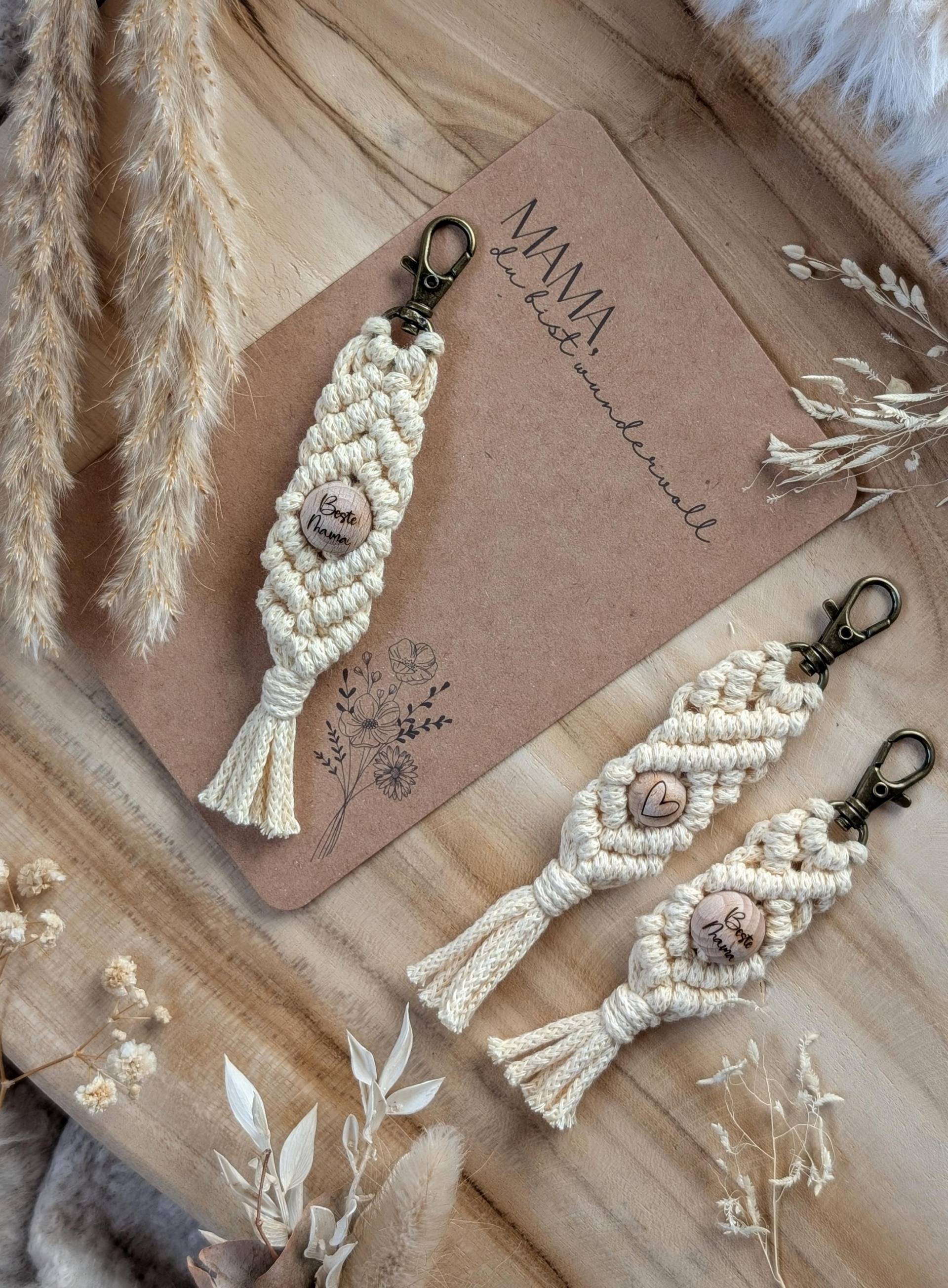 Makramee Schlüsselanhänger „Beste Mama", Bester Papa - Handgemachtes Geschenk Zum Muttertag, Vatertag, Personalisiert, Boho-stil von kleinundfeinbyariela