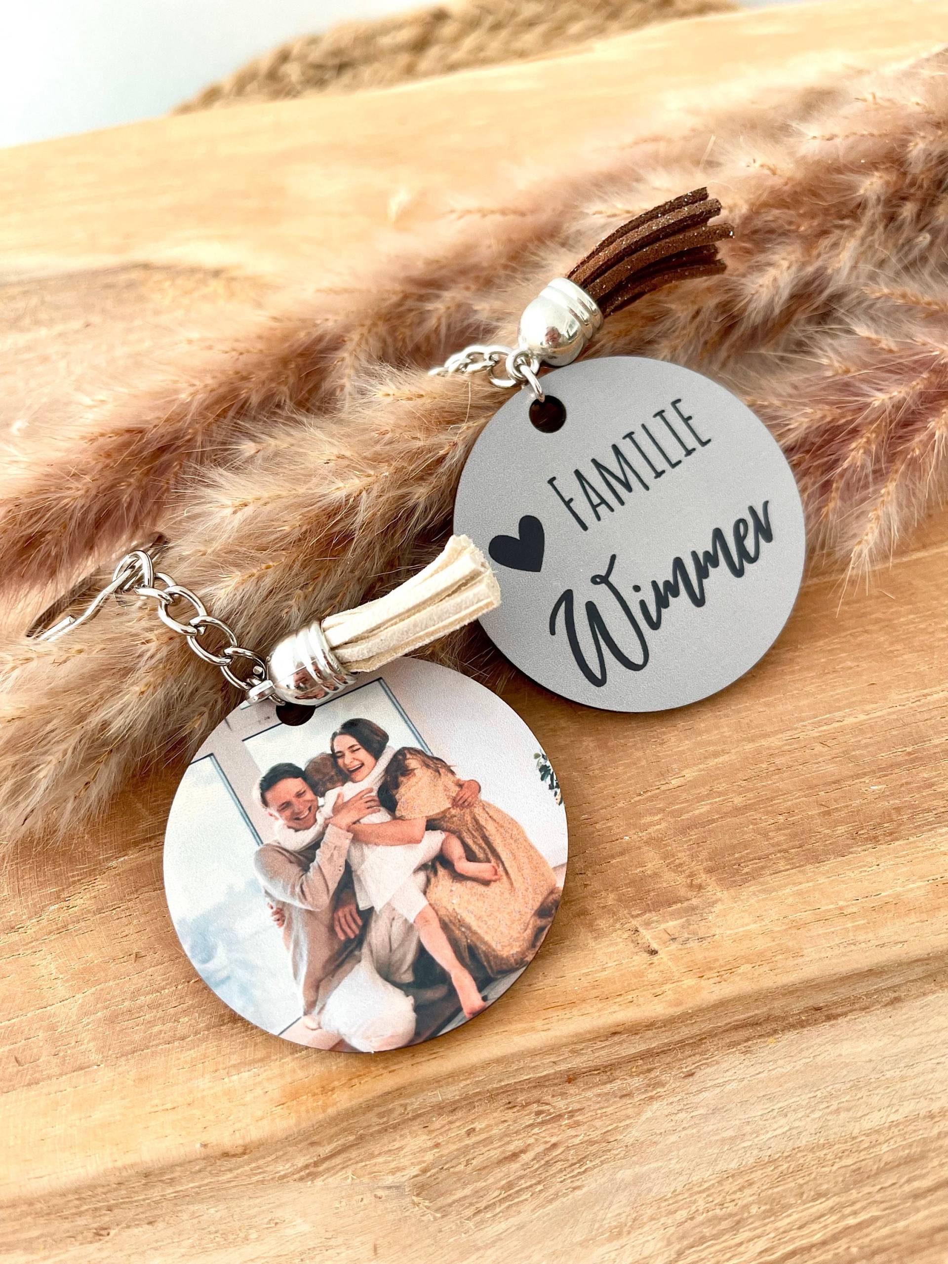 Foto Schlüsselanhänger Mit Deinem | Fotogeschenk Personalisiert Familie Individuell Liebe Rund Foto Schlüsselanhänger Mit Deinem | Fotogeschenk Personalisiert Familie Individuell Liebe Rund von kleinundherzlich
