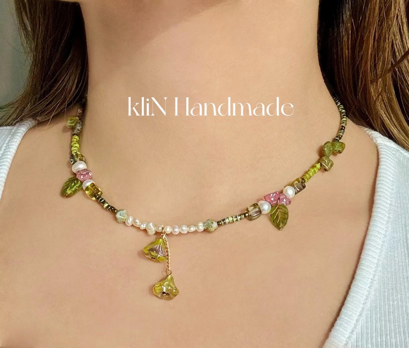 Handmade Halskette Mit Süßwasserperlen Und Blumen Anhänger Handmade Halskette Mit Süßwasserperlen Und Blumen Anhänger von kliNHandmade