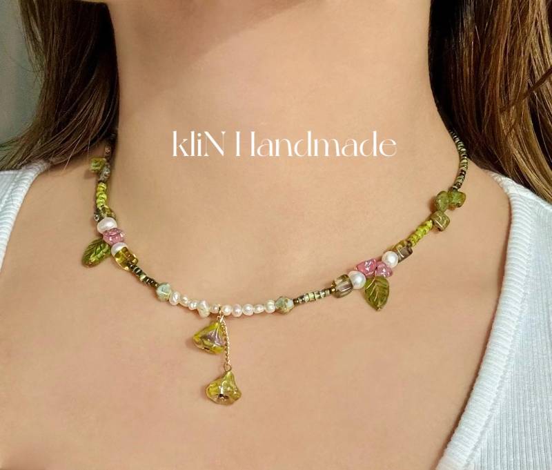 Handmade Halskette Mit Süßwasserperlen Und Blumen Anhänger Handmade Halskette Mit Süßwasserperlen Und Blumen Anhänger von kliNHandmade